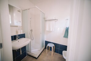 Junior suite, balkon | Badkamer | Een douche, gratis toiletartikelen, een haardroger, handdoeken