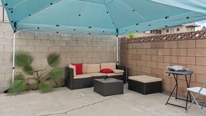 Terrace/patio - Cozy 1-bedroom house in terrific Alhambra with AC (Alhambra)