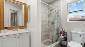 Bathroom - Cozy 1-bedroom house in terrific Alhambra with AC (Alhambra)