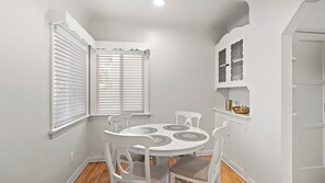 Dining - Cozy 1-bedroom house in terrific Alhambra with AC (Alhambra)