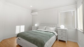 Room - Cozy 1-bedroom house in terrific Alhambra with AC (Alhambra)