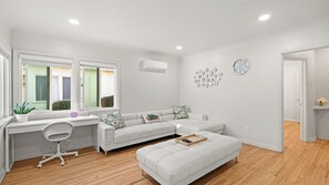 Living area - Cozy 1-bedroom house in terrific Alhambra with AC (Alhambra)