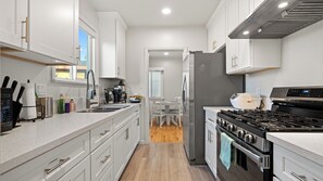 Private kitchen - Cozy 1-bedroom house in terrific Alhambra with AC (Alhambra)