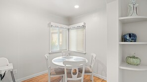 Dining - Cozy 1-bedroom house in terrific Alhambra with AC (Alhambra)