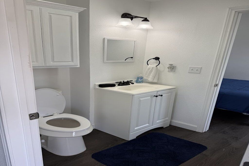 Douche, serviettes fournies, savon, papier de toilette