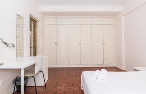9 quartos, ferros/tábuas de passar roupa, acesso à internet