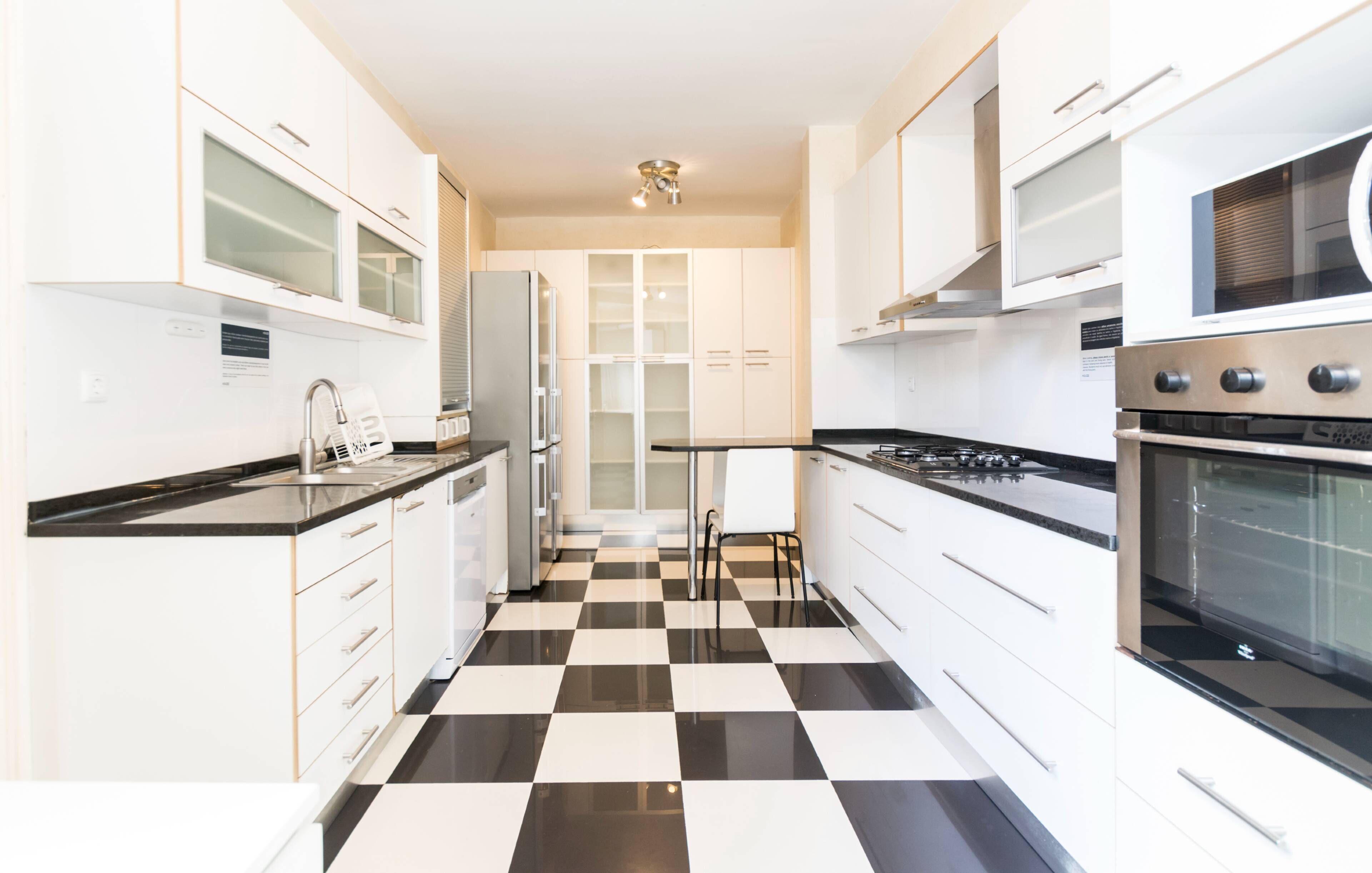 Frigorífico, microondas, horno y placa de cocina