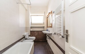 Hair dryer - HOUZE Spacious flat in Charming&Historical Lisbon (Lisboa)