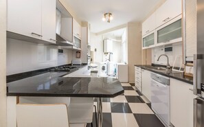 Private kitchen - HOUZE Spacious flat in Charming&Historical Lisbon (Lisboa)