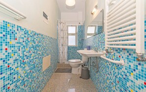 Bathroom - HOUZE Spacious flat in Charming&Historical Lisbon (Lisboa)