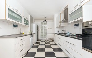 Wasserkocher mit Kaffee-/Teezubehör, Kühlschrank, Mikrowelle, Ofen