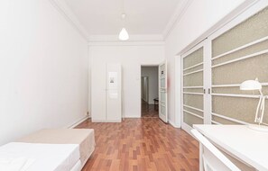 9 habitaciones, tabla de planchar con plancha, internet y ropa de cama 