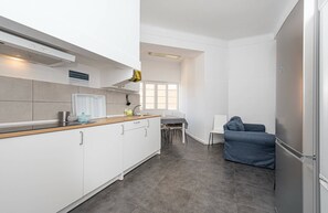 Fridge, microwave, stovetop, coffee/tea maker - HOUZE Spacious 9 bedroom flat in Central Lisbon (Lisboa)