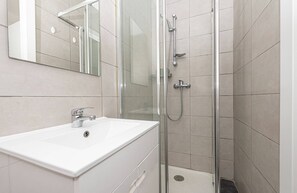 Hair dryer - HOUZE Spacious 9 bedroom flat in Central Lisbon (Lisboa)
