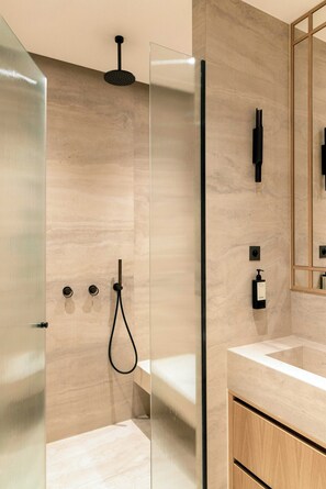 Appartement | Badkamer | Een haardroger, handdoeken, shampoo