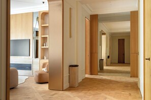 Ein modernes Interieur mit Fischgrätparkett, Holztüren und minimalistischem Design.