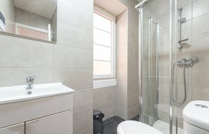 Hair dryer - HOUZE Comfort 9 room flat with view in City Center (Lisboa)