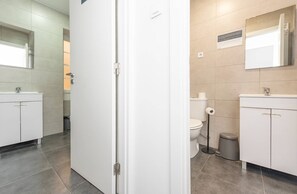 Bathroom - HOUZE Comfort 9 room flat with view in City Center (Lisboa)