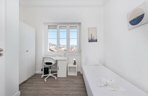 9 chambres, fer et planche à repasser, accès Internet, draps fournis