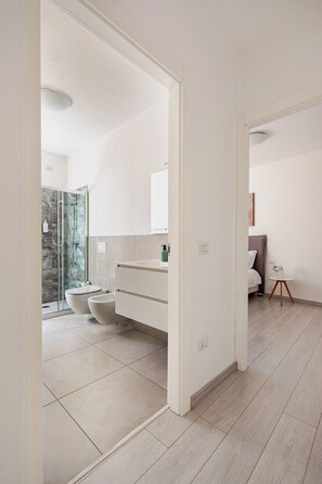 Shower, hair dryer, bidet, towels - *SpazioVitale* Verona | NOZTL | 5minJulietBalcony (Verona)