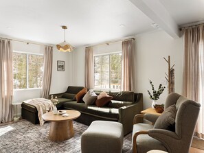 Smart TV - Designer Cabin - 3 min walk to Lake & Private Dock (Big Bear Lake)