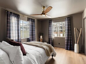 4 bedrooms, free WiFi, bed sheets - Designer Cabin - 3 min walk to Lake & Private Dock (Big Bear Lake)