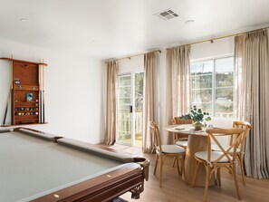 Games room - Designer Cabin - 3 min walk to Lake & Private Dock (Big Bear Lake)