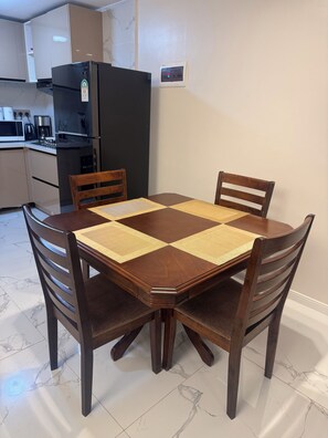 Dining - Appletree park view suite facing Nairobi national park, close to Airport and SGR (Nairobi)