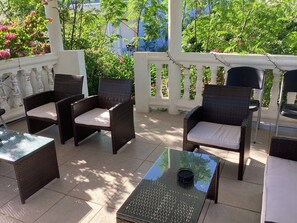 Condo, ban công, quang cảnh vườn | Hiên