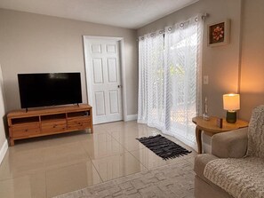 Living area - Cozy 3bed/ 2bath retreat blends convenience with a quiet, private setting. (Delray Beach)