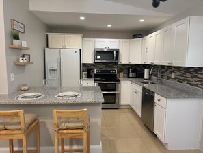 Private kitchen - Cozy 3bed/ 2bath retreat blends convenience with a quiet, private setting. (Delray Beach)