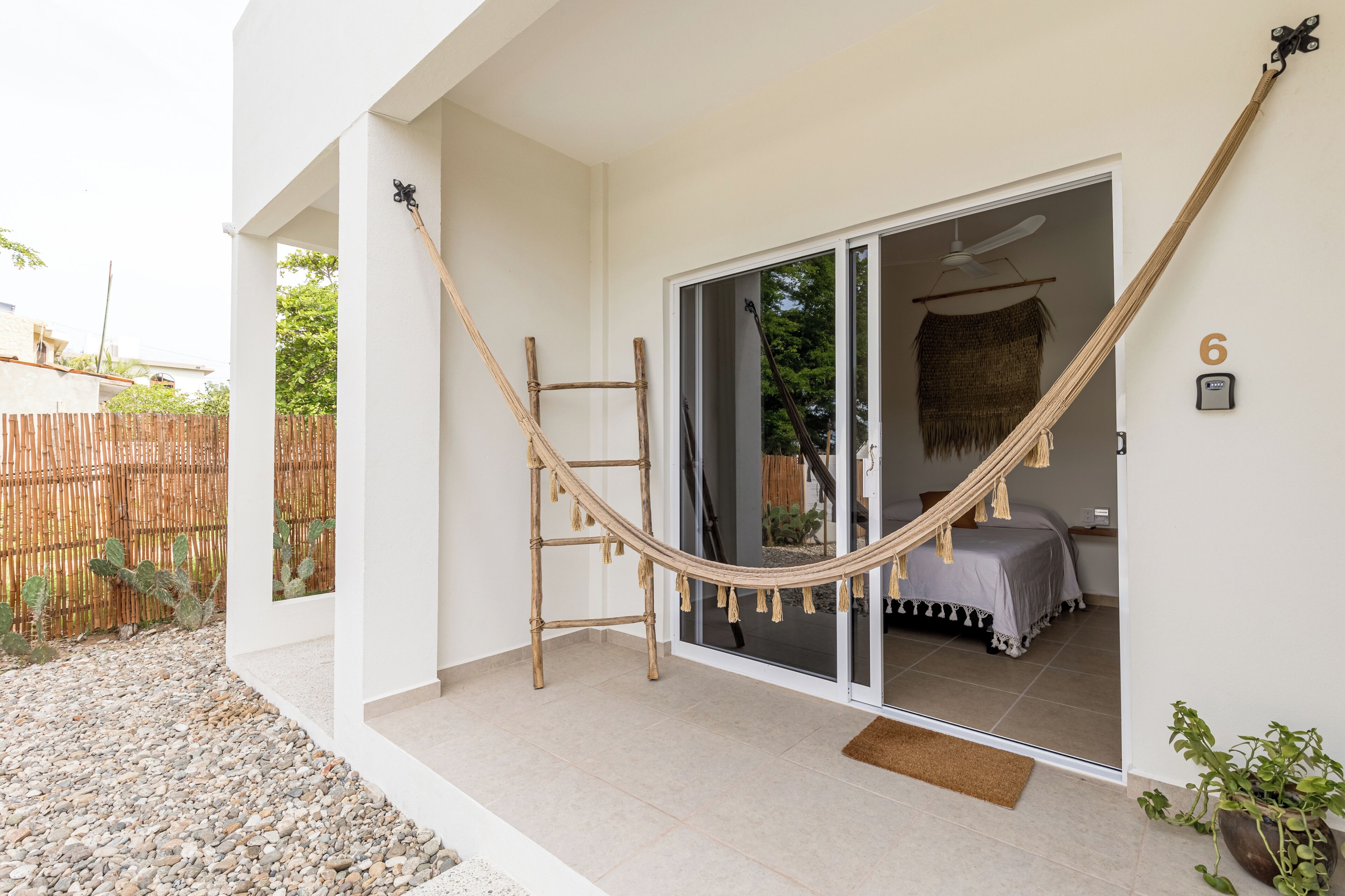 Habitación básica doble, balcón, vista a la alberca | Terraza o patio