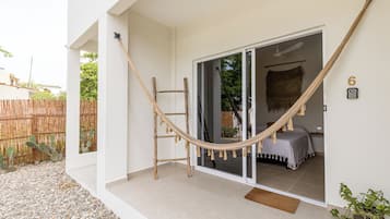 Habitación básica doble, balcón, vista a la alberca | Terraza o patio