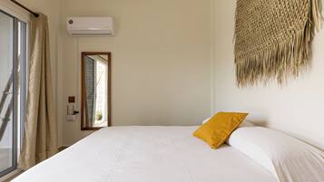 Habitación básica doble, balcón, vista a la alberca | Wifi gratis y ropa de cama