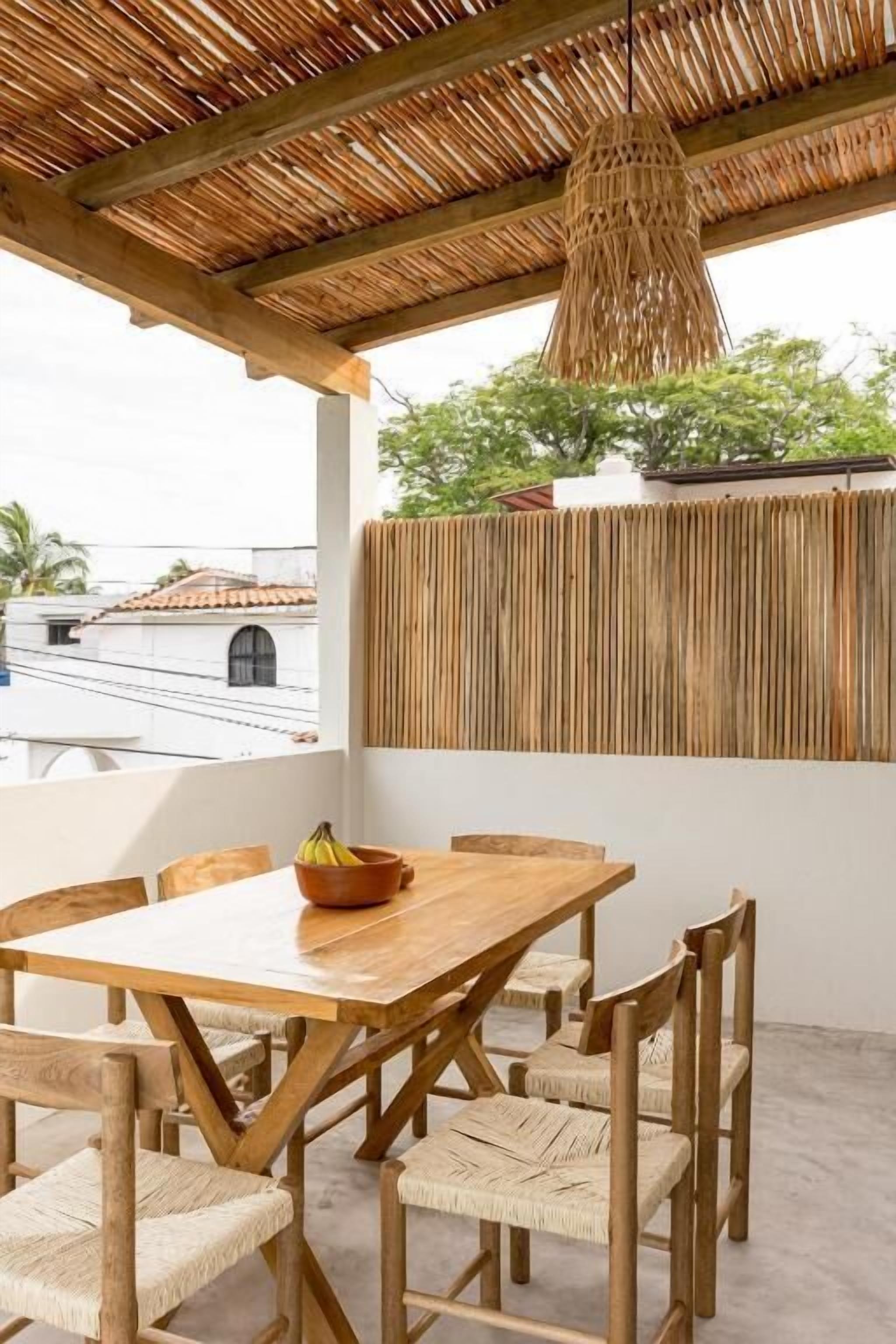 Habitación básica doble, balcón, vista a la alberca | Restaurante al aire libre