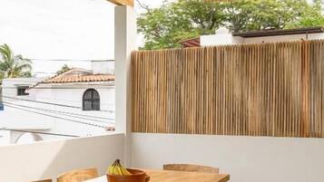 Habitación básica doble, balcón, vista a la alberca | Restaurante al aire libre