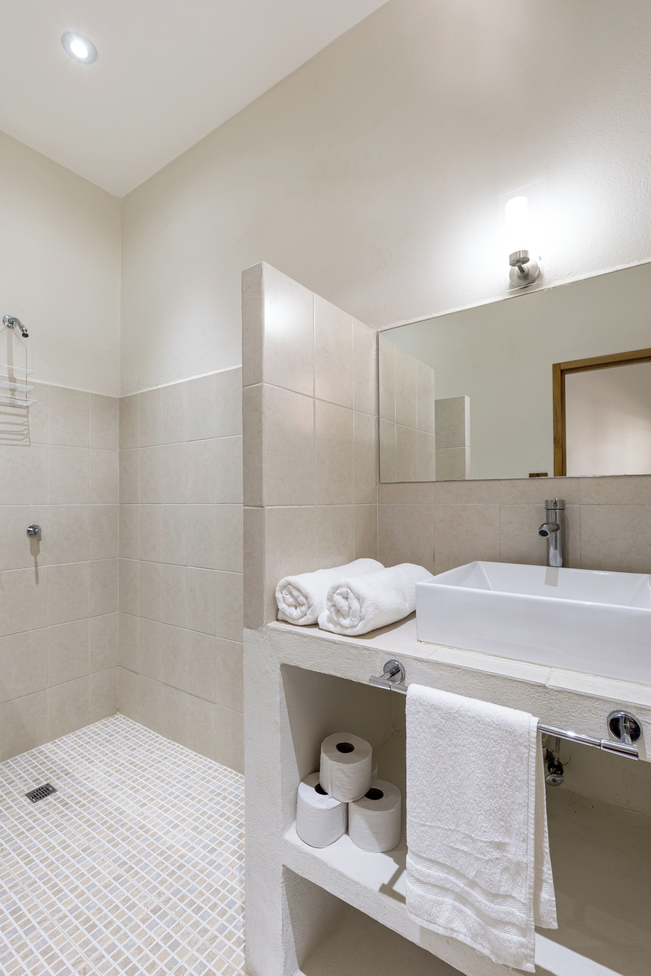 Loft Comfort, vista giardino | Bagno | Combinazione doccia/vasca, asciugacapelli, asciugamani, carta igienica