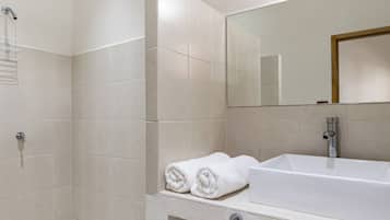 Loft Comfort, vista giardino | Bagno | Combinazione doccia/vasca, asciugacapelli, asciugamani, carta igienica