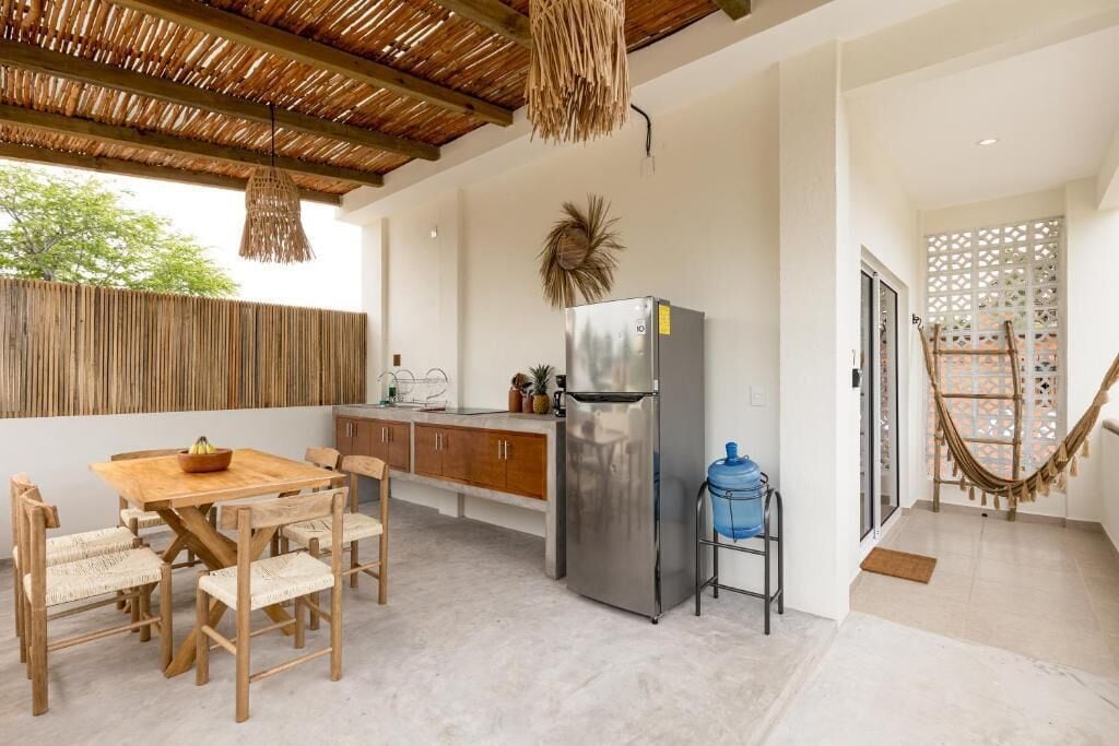 Basic-Doppelzimmer, Balkon, Poolblick | Speisen im Freien