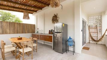 Basic-Doppelzimmer, Balkon, Poolblick | Speisen im Freien