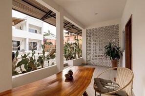 Loft conforto, vista para o jardim | Opções para refeição ao ar livre