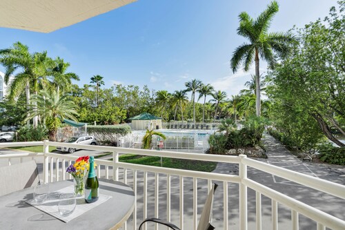 Seas the Breeze – Poolside Condo Near the Beach