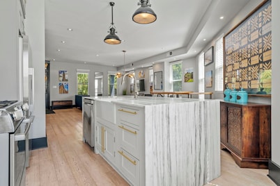 DC Luxury Townhouse: Rooftop, 5BR, Groups/Getaways