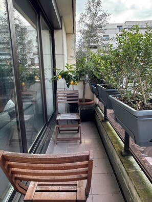 Exterior detail - Modern, family-friendly Parisian apartment (Paris)