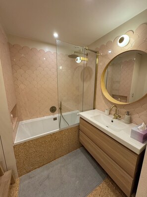 Shower, hair dryer, towels, soap - Modern, family-friendly Parisian apartment (Paris)