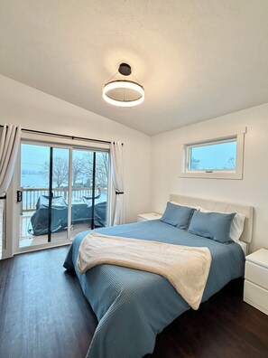 2 bedrooms, free WiFi, bed sheets - Modern Lake View Stay In Traverse City  - Sleeps 6 (Traverse City)