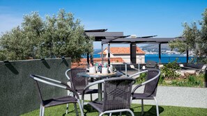 Outdoor dining - Apartment Flavia with terrace near beach (Okrug Gornji)