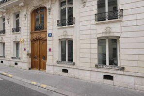 Apartment | Exterior detail - Luxury Flat -2br/6p- Madeleine/saint Honore (Paris)