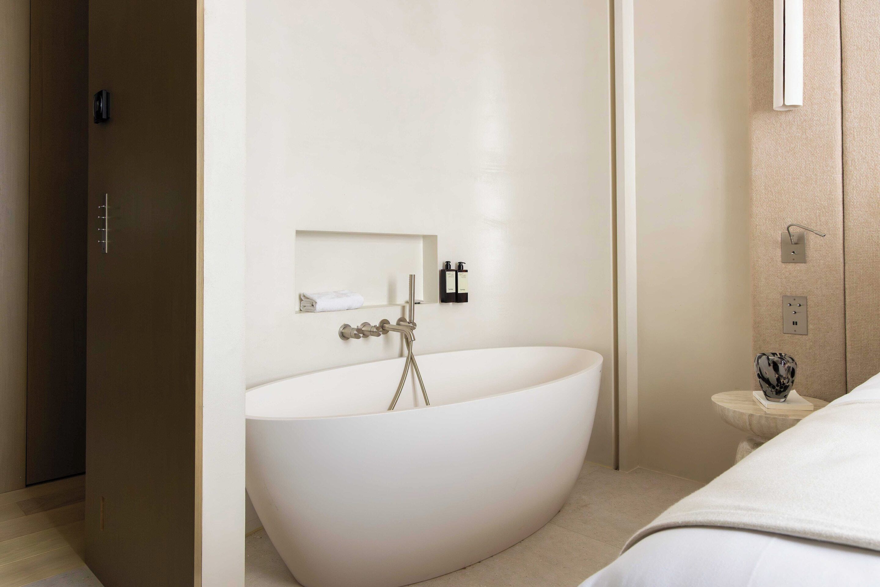 Appartement | Salle de bain | Baignoire, sèche-cheveux, serviettes fournies, shampoing