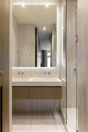 Apartment | Bathroom | Bathtub, hair dryer, towels, shampoo - Luxury Flat -2br/6p- Madeleine/saint Honore (Paris)